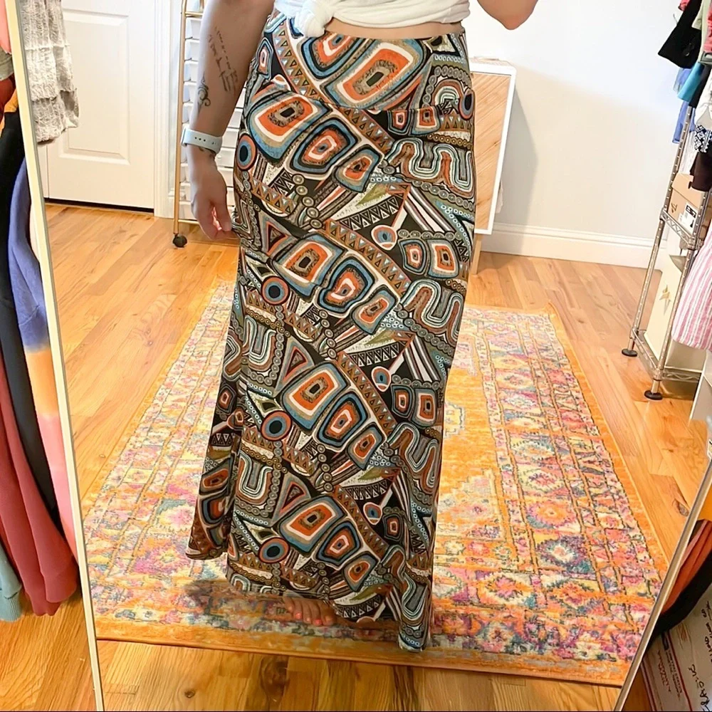 Abstract Patterned Fitted High Waisted Stretch Maxi Skirt - Picture 4 of 7
